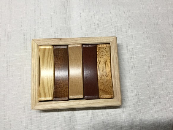 箸置き…色の違う５種類の木　ケース付き 1枚目の画像