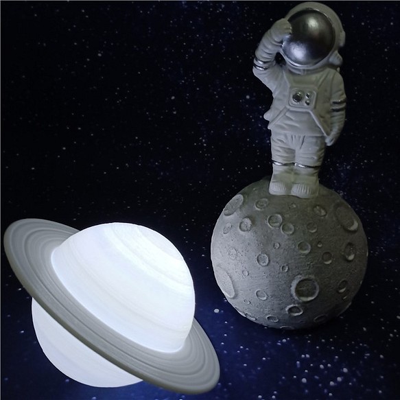 3D惑星ライト 種類豊富な品揃え 土星のライトと宇宙飛行士 二つがセット 最高の品質