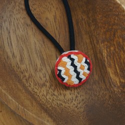 刺繍くるみボタンのヘアゴム（8） 1枚目の画像