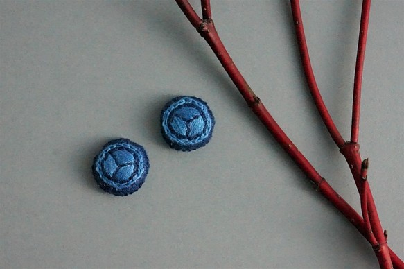 小枝をあしらったような 手刺繍のまるいピアス【紺×青】 No.0403 1枚目の画像