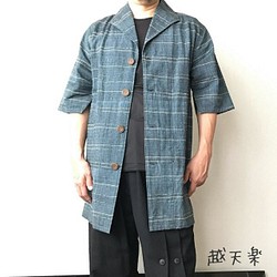 イタリアンカラー手織り綿メンズブラウス　前部分はシンプル、背中ボタンと裾タックで後ろ部分を遊んでる前開き 青グレイ絣 1枚目の画像