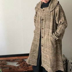 リボン風たっぷり襟の手織り綿前開きコート　裏付きで暖かくゆったり着こなせるAライン　薄茶絣 1枚目の画像