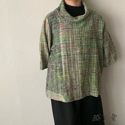 袖回りゆったり手織り綿ブラウス　カッティングが綺麗でスッキリ見える７分袖ロールネック　緑絣 1枚目の画像