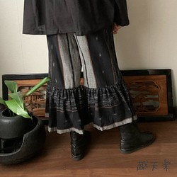裾バックギャザー手織り綿ガウチョパンツ　前シンプルで後ろ個性的に楽しめる後ろ美人パンツ　黒グレイ絣茶ライン 1枚目の画像