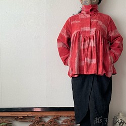 高めのスタンドカラー手織り綿ブラウス　バストラインギャザーで着心地抜群　赤絣 1枚目の画像