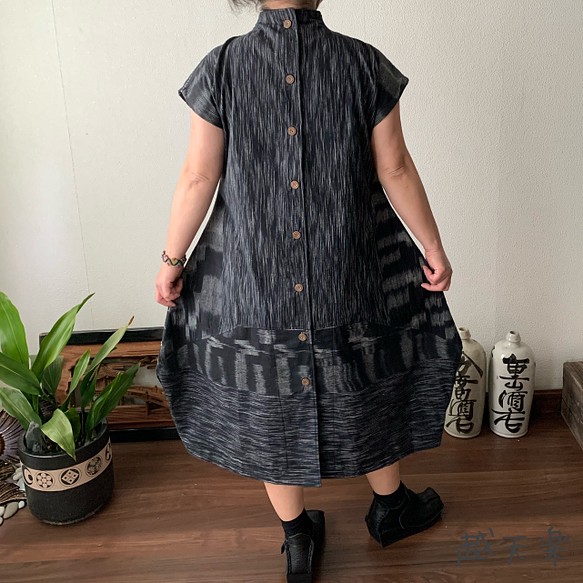裾切り替えバルーンと裾フリルが前と後ろで表情を変える前開き手織りワンピース　黒グレイ絣 1枚目の画像