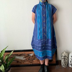 裾切り替えバルーンと裾フリルが前と後ろで表情を変える前開き手織りワンピース　青絣 1枚目の画像