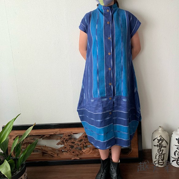 裾切り替えバルーンと裾フリルが前と後ろで表情を変える前開き手織りワンピース　青絣 1枚目の画像