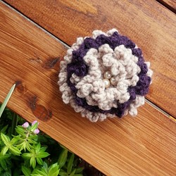 毛糸で編んだ大きなお花の髪飾り 1枚目の画像