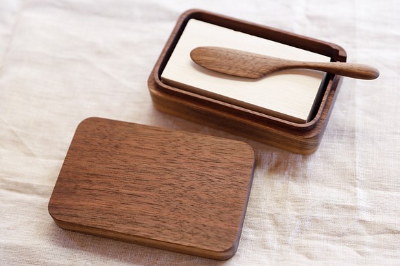 木のバターケース(ウォールナット材・バターナイフ付き) 1枚目の画像