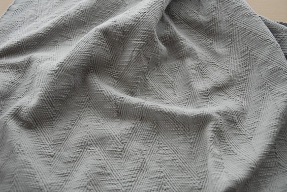 綿100％　遠州織物「太番手スラブ糸　ヘリンボンジャガード　タンブラー加工」グレー 1枚目の画像