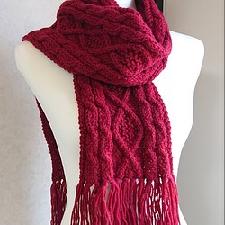 メリノウール アラン模様の手編みマフラー 赤(ダークレッド) 　通勤通学やお出かけ、デートに。 1枚目の画像