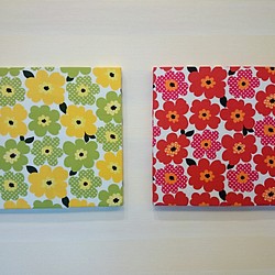 きみどり黄花とピンク赤花のファブリックパネル2枚セット 30×30cm 1枚目の画像