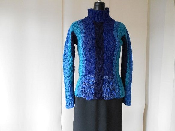 ブルー系ボップル糸の多色使い模様編みセーター 1枚目の画像