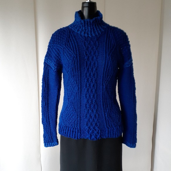 ブルーの２色使い模様編みセーター 1枚目の画像