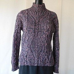 チャコールグレーとピンクの模様編みセーター 1枚目の画像