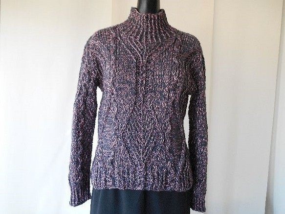 チャコールグレーとピンクの模様編みセーター 1枚目の画像