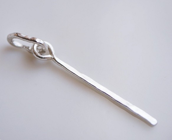 槌目の細い 純銀 vertical rod 　チャーム　 1枚目の画像