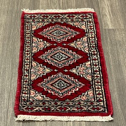 手織り絨毯　ヴィンテージラグ　オールド絨毯　パキスタン絨毯　あがりかまちにも　32cmx63cm 1枚目の画像