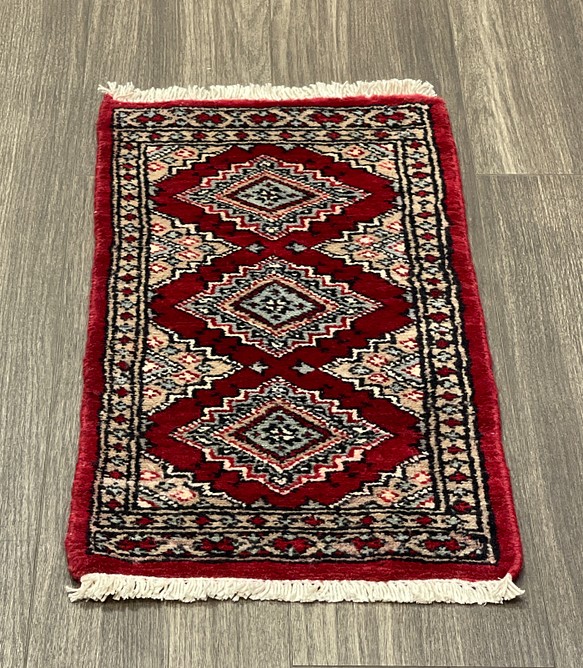 手織り絨毯　ヴィンテージラグ　オールド絨毯　パキスタン絨毯　あがりかまちにも　32cmx63cm 1枚目の画像