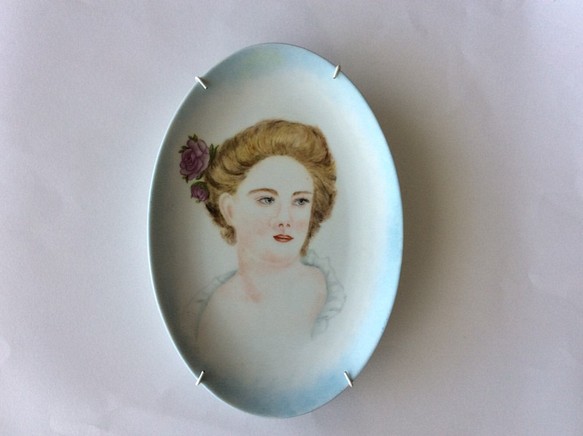 薔薇の髪飾りの婦人の陶板 1枚目の画像