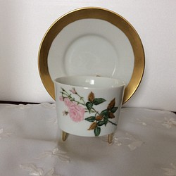 ボタニカルアートのバラと金盛りの葉のコーヒーカップ 1枚目の画像