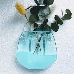 Wall art vase / 水面のアクアブルー ガラスの壁掛け花瓶 一輪挿し・花瓶・花器 Crispy glass 通販｜Creema(クリーマ)  11578038