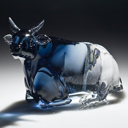ガラスの干支　丑　臥牛(ねまり牛)　インディゴブルー　お正月　縁起物 1枚目の画像