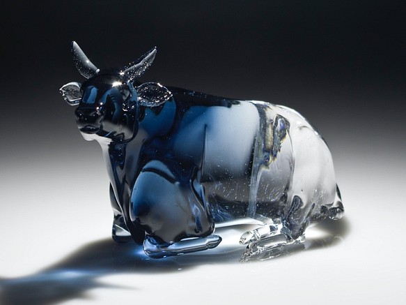 ガラスの干支 丑 臥牛(ねまり牛) インディゴブルー お正月 縁起物 