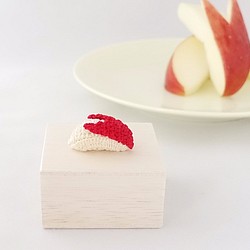 ウサギリンゴのタックピン 1枚目の画像