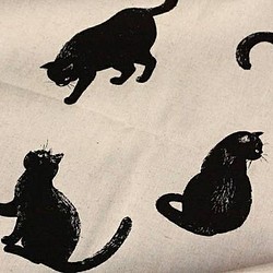 小粋な黒猫柄キャンバス生地　カット済生地（生地巾110cm×30cm）生成　綿麻キャンバス 1枚目の画像