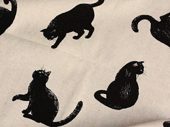 小粋な黒猫柄キャンバス生地　カット済生地（生地巾110cm×30cm）生成　綿麻キャンバス 1枚目の画像
