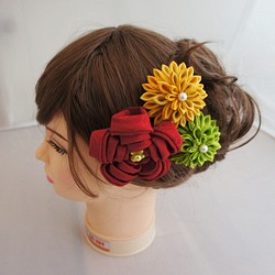 つまみ細工の椿と菊の髪飾り・受注製作 1枚目の画像