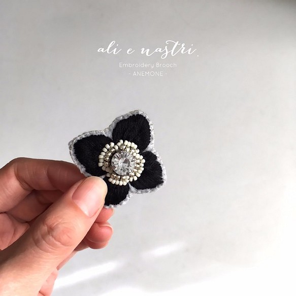 植物刺繡胸針“Anemone”/ BLACK“Lustrini” 第1張的照片