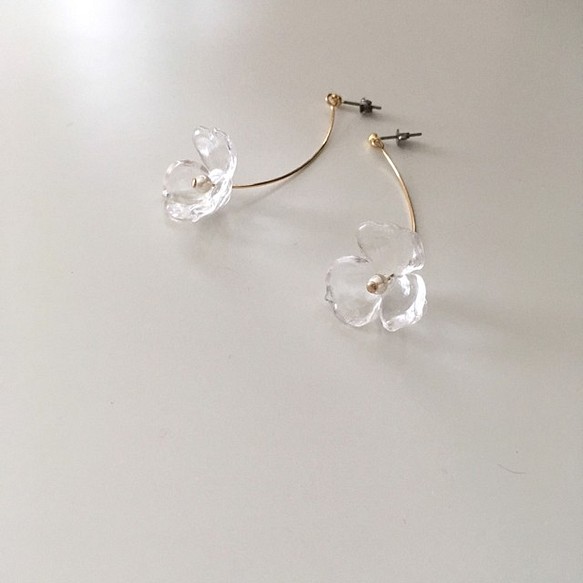 Tiny One-Flower Pierced Earrings / CRYSTAL 1枚目の画像