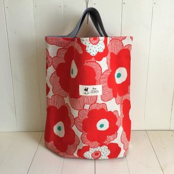 たたむの簡単ペタンコ布バッグ＊北欧赤い花（タグの柄：黒うさぎ） 1枚目の画像