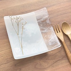 「層雲」白色とマーブルの四角いお皿　ガラス皿　食器　ガラス工芸　プレート　白い皿　ギフト 1枚目の画像