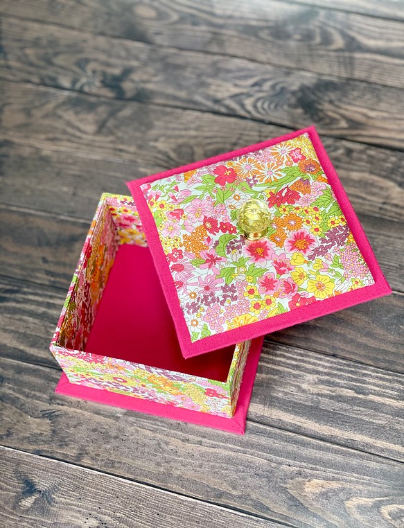 リバティ♡ビビットピンクの小箱 1枚目の画像