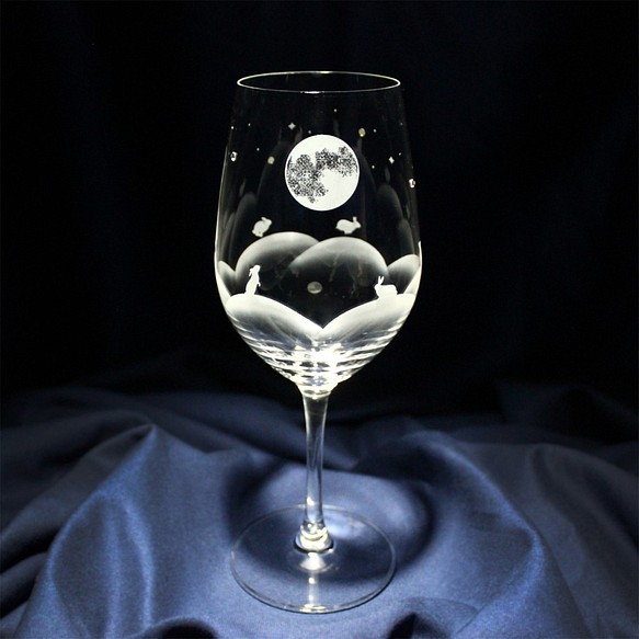 【月夜が楽しいうさぎたち / ワイングラス】うさぎモチーフのワイングラス 2023年 卯年　★名入れ加工対応品（有料） 1枚目の画像