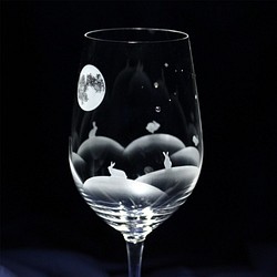 【月夜が楽しいうさぎたち / ワイングラス】うさぎモチーフのワイングラス 2023年 卯年　★名入れ加工対応品（有料） 3枚目の画像