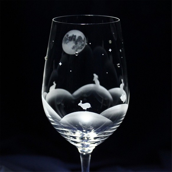 【月夜が楽しいうさぎたち / ワイングラス】うさぎモチーフのワイングラス 2023年 卯年　★名入れ加工対応品（有料） 4枚目の画像