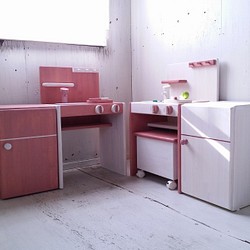 ピンク色のおままごとキッチン デスクタイプと冷蔵庫のお得なセット 木 