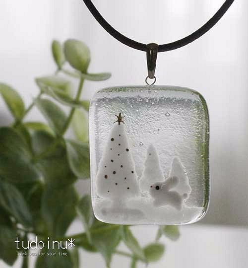 雪の中のツリーとうさぎ　ガラス　ネックレス　ペンダント　 1枚目の画像