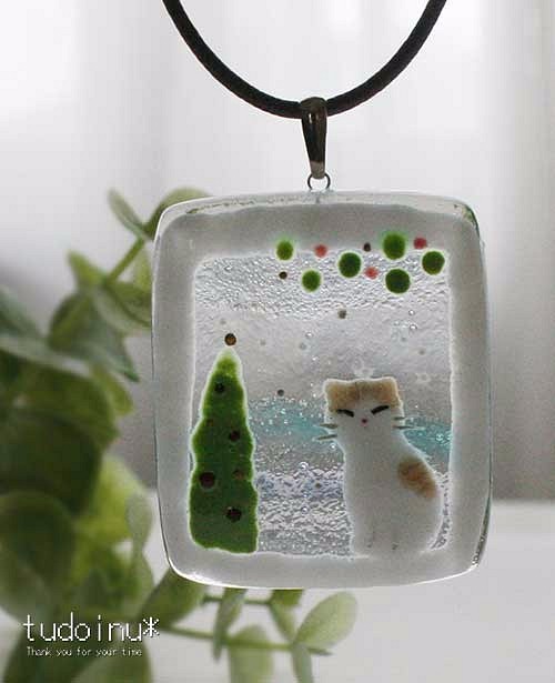 窓辺の猫　ガラス　ネックレス　ペンダント　クリスマス 1枚目の画像