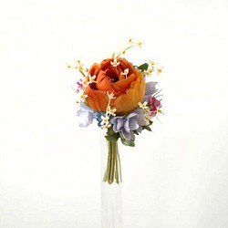 小花にまみれたラナンキュラス オレンジ色 * 薄絹製 * コサージュ 1枚目の画像