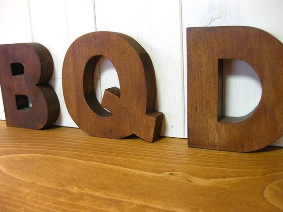 木製アルファベット切り文字A~Z、＆　ダークブラウン 1枚目の画像