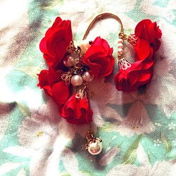赤い花のゴージャスイヤーフック 1枚目の画像