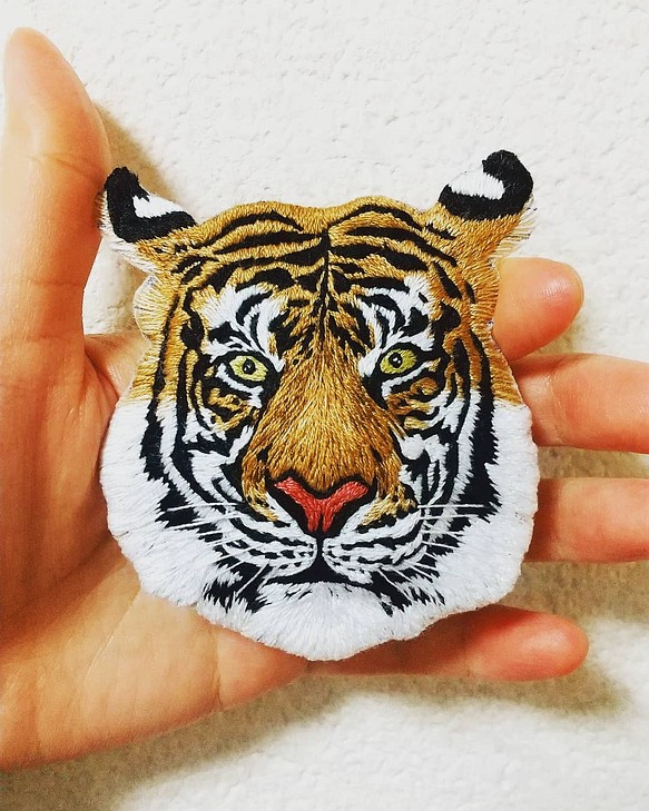 虎の手刺繍ブローチ ブローチ キコリヤ 通販｜Creema(クリーマ)