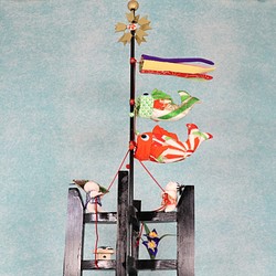 こいのぼり室内用 着物の生地を再利用したミニチュアサイズの鯉のぼり　手作り木製の糸車に愛らしい童と柏餅や菖蒲も配した置物 1枚目の画像