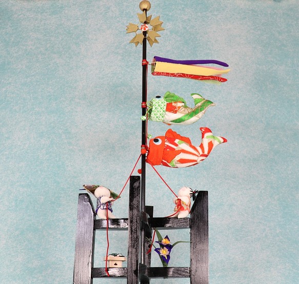 こいのぼり室内用 着物の生地を再利用したミニチュアサイズの鯉のぼり　手作り木製の糸車に愛らしい童と柏餅や菖蒲も配した置物 1枚目の画像